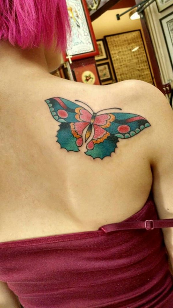 Linda tatuagem de borboleta design para as mulheres no ombro, esta tatuagem olhar impressionante