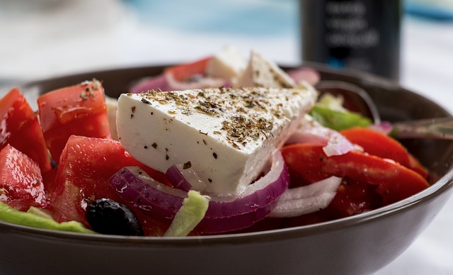Puedes comerte una ensalada griega sin fallar a tu dieta vegana