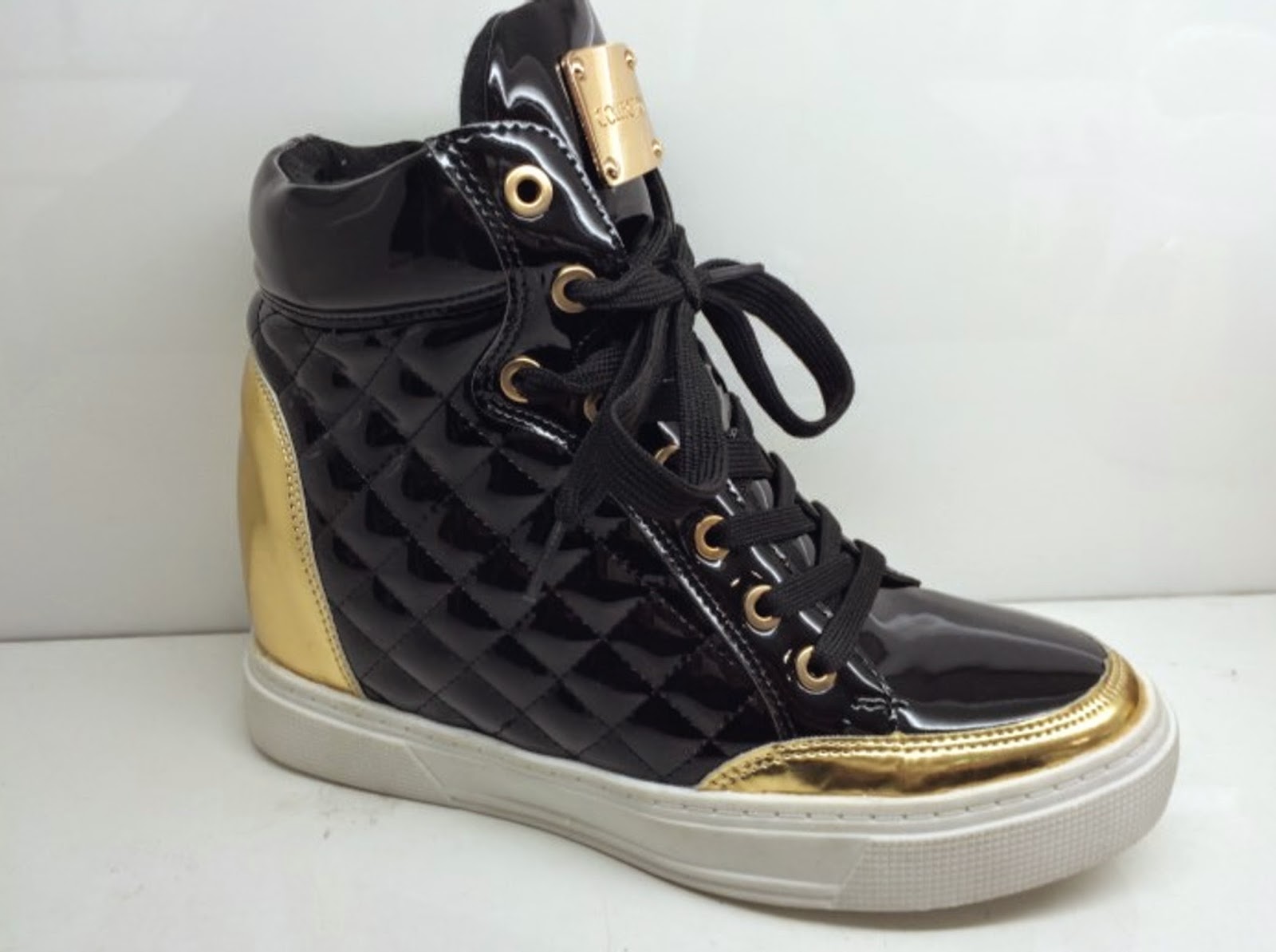 http://www.ebay.fr/itm/NOUVEAU-baskets-sneakers-montantes-noir-et-or-matelasse-vernis-decontracte-chic-/301467564515?ssPageName=STRK:MESE:IT