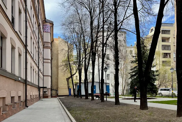 Большой Палашёвский переулок, дворы