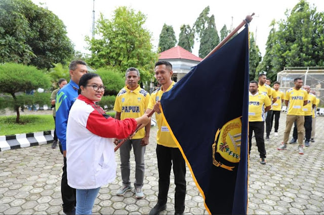 Suzana Wanggai Lepas Kontingen Basket Korpri Papua Ikut Event Tahunan di Makassar