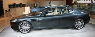O Aston Martin versão Rapide 2009 V12 de 480cv