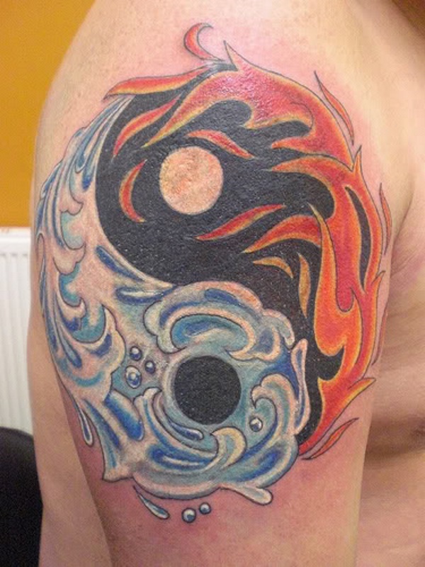 A água e o Fogo Yin e Yang, o Projeto da Tatuagem