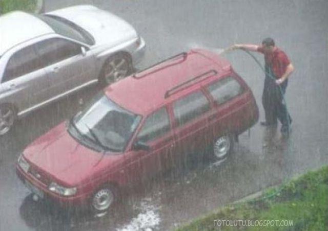 Hujan-hujan kok malah cuci mobil