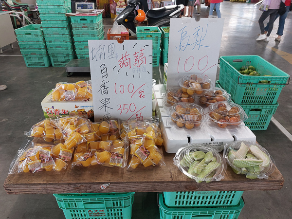 台南新化果菜市場(全台最美果菜市場)，屋頂綠色草皮小山丘散步賞景