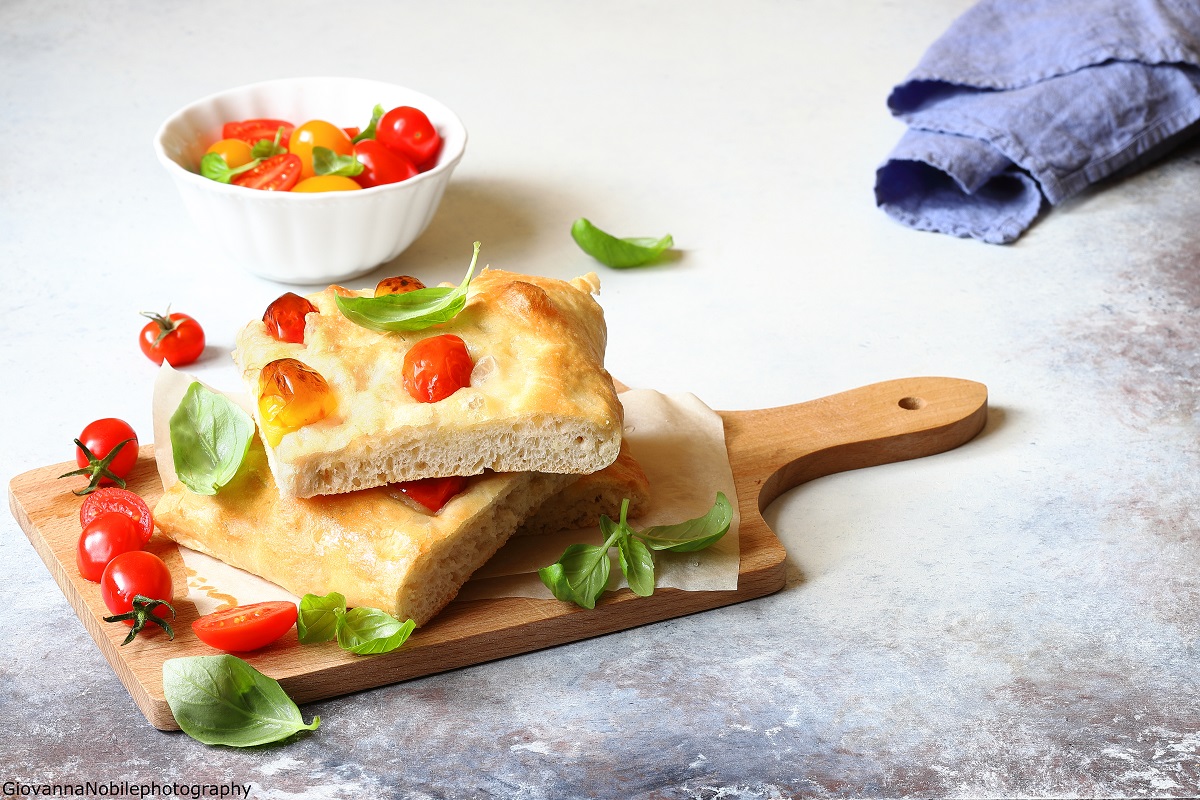 Focaccia con pomodorini datterini