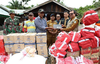 Pj Bupati Azwardi Jenguk Korban Banjir Langkahan, Serahkan Bantuan Darurat