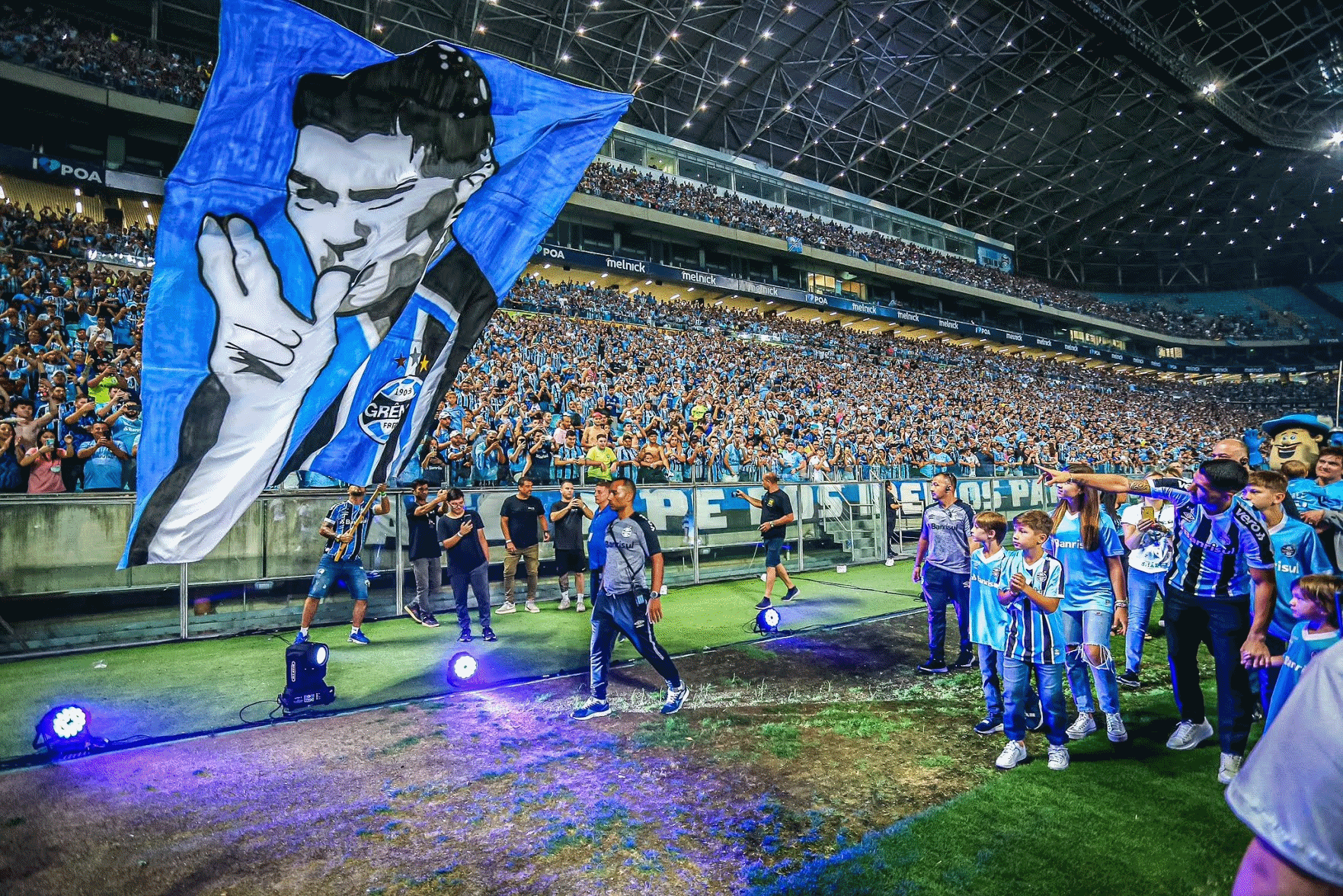 30,000+ Fans Turn Up For Luis Suarez's Presentation At Gremio: 10 Best Pics