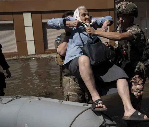 Las inundaciones se extienden en Ucrania tras rotura de represa