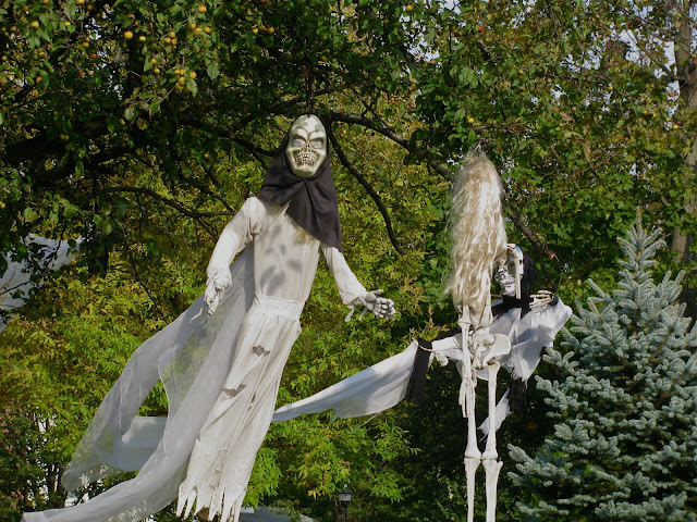 Halloween-Ghosts-in-Garden-City