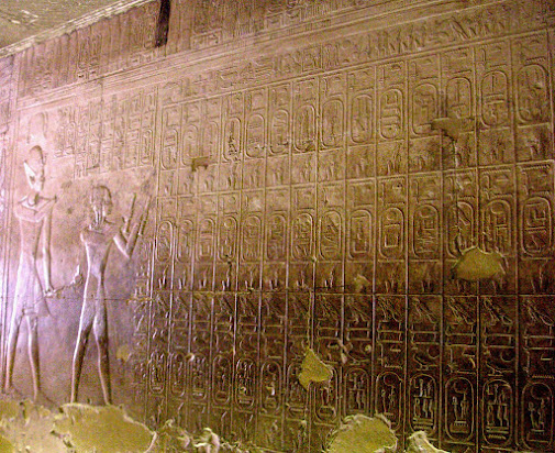Imagen: La lista Real de Abydos. Es unbajo relieve con los nombres de los faraones más importantes que precedieron a Seti I, Setenta y seis reyes entre los que se omitió a Tutankamón.