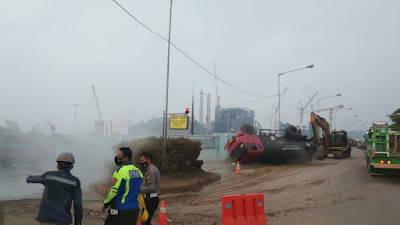 12 Ton Zat Berbahaya Tumpah ke Jalan, Satlantas Polres Cilegon Evakuasi Truk Tangki Yang Terguling 