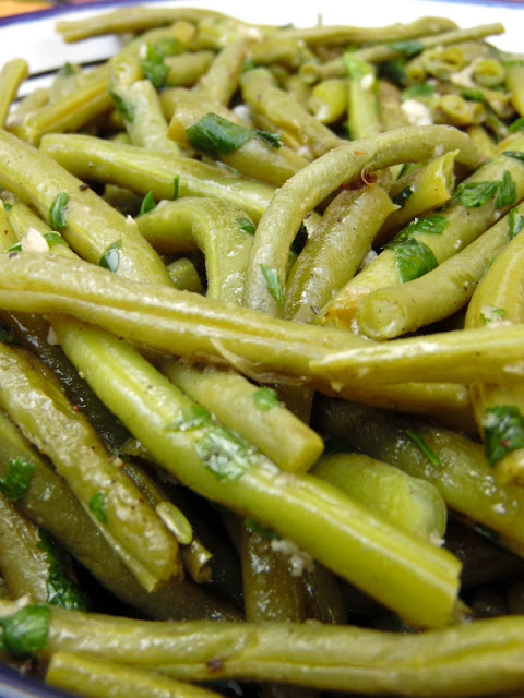 haricots verts cuits à la vapeur et sautés à la poêle avec ail, persil et cardamone