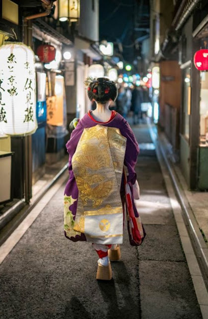 Современная гейша в Киото, Япония