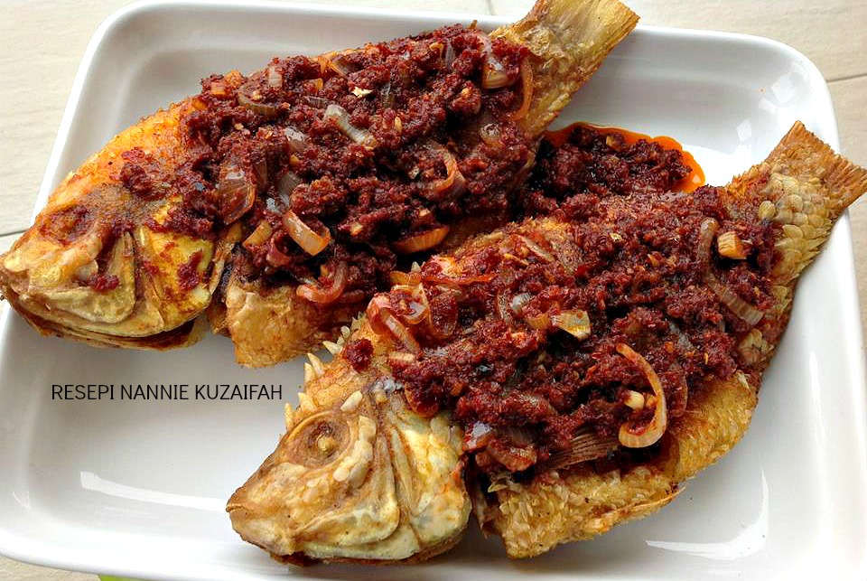 RESEPI NENNIE KHUZAIFAH: Ikan talapia masak sambal