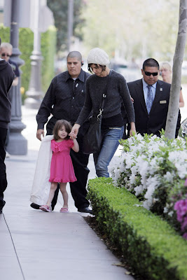 suri cruise eating