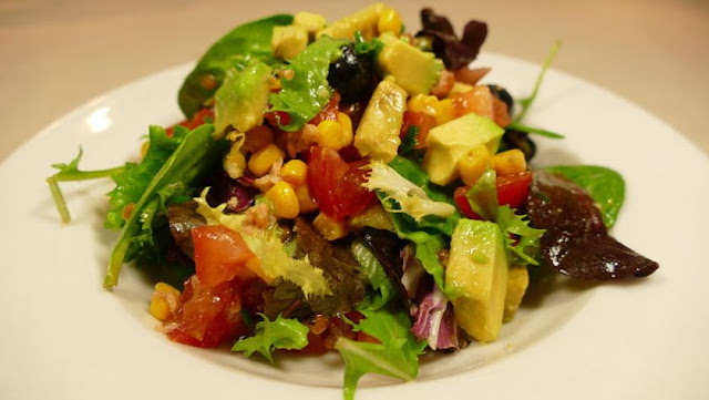 Ensalada de aguacate y atún