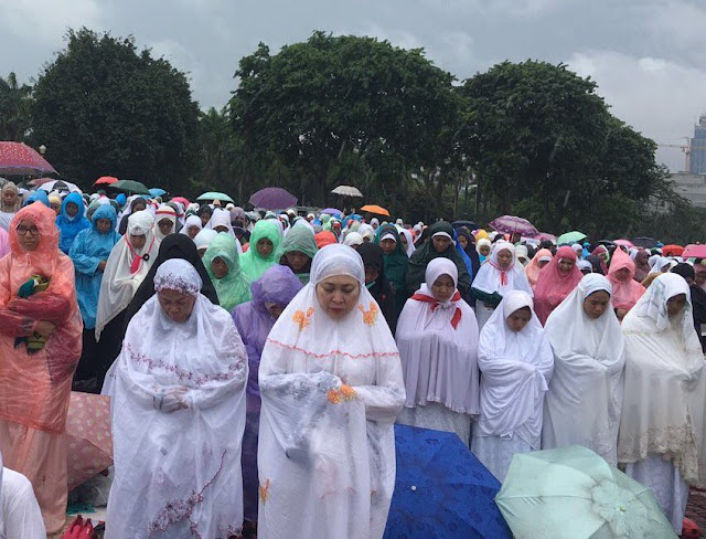 Yang Membuat Putri Presiden Soeharto Ini Tak Kuasa Menahan Tangis Saat Ia Gelar Sajadah di Monas 