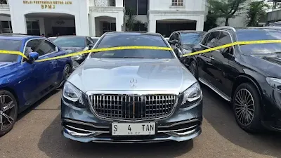 Penampakan Mercy Maybach Bernopol 'S 4 TAN' Hasil dari Judi Online Pegawai Komdigi