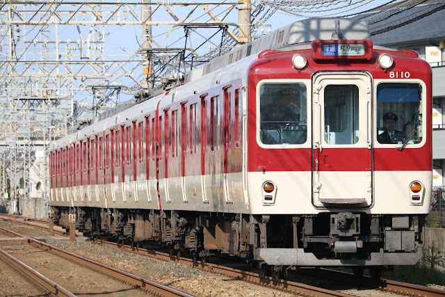 近鉄8600系(8110F)   近鉄橿原線新ノ口第4号踏切(新ノ口駅ー大和八木駅間)にて