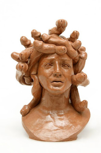 Medusa - Escultura em terracota 47 x 32cm. Autor: Ney Sayão