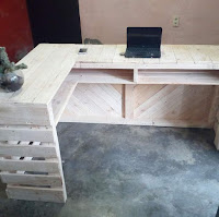 Escritorios de oficina construidos con pallets de madera reciclados