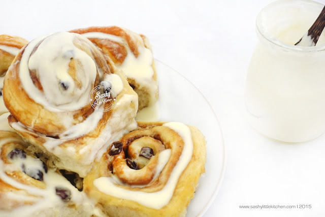 Cinnamon Roll with Cream Cheese Frosting 