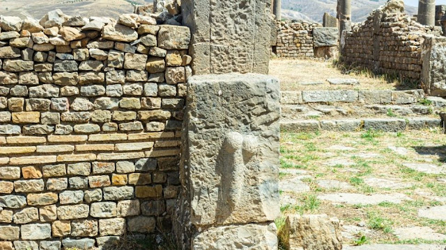 Παρόμοιο ανάγλυφο φαλλού διακοσμεί τοίχο στην αρχαία ρωμαϊκή πόλη Τιμγκάντ στην Αλγερία.