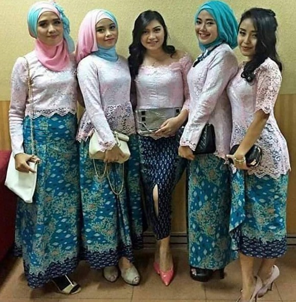 Foto Baju  Muslim Kebaya Modern Kombinasi Brokat untuk 