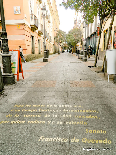Versos de Francisco de Quevedo na Calle de Huertas no Barrio de las Letras de Madri