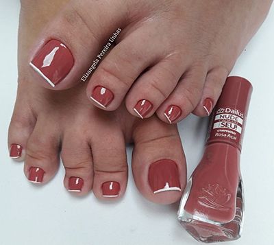 unha do pé inglesinha com esmalte nude