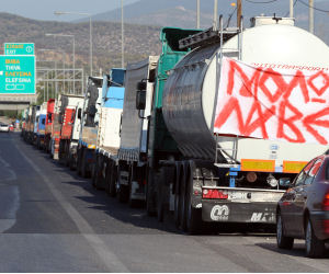 Σκληραίνει τη στάση της η κυβέρνηση απέναντι στους μεταφορείς