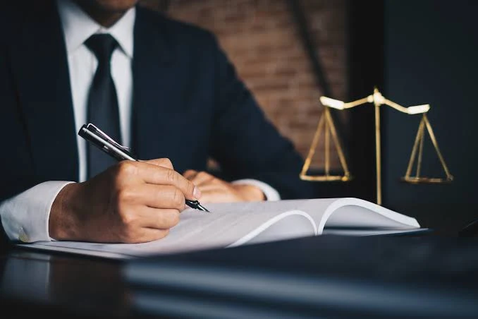 List four features of the Indian Constitution that give greater power to the central government than the State government.