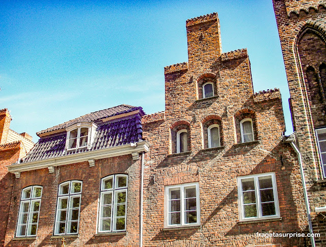 Fachadas "em degraus" típicas de Lübeck na Alemanha