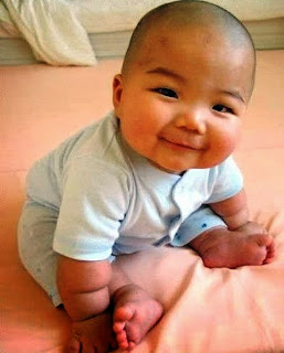 Foto lucu anak bayi tersenyum