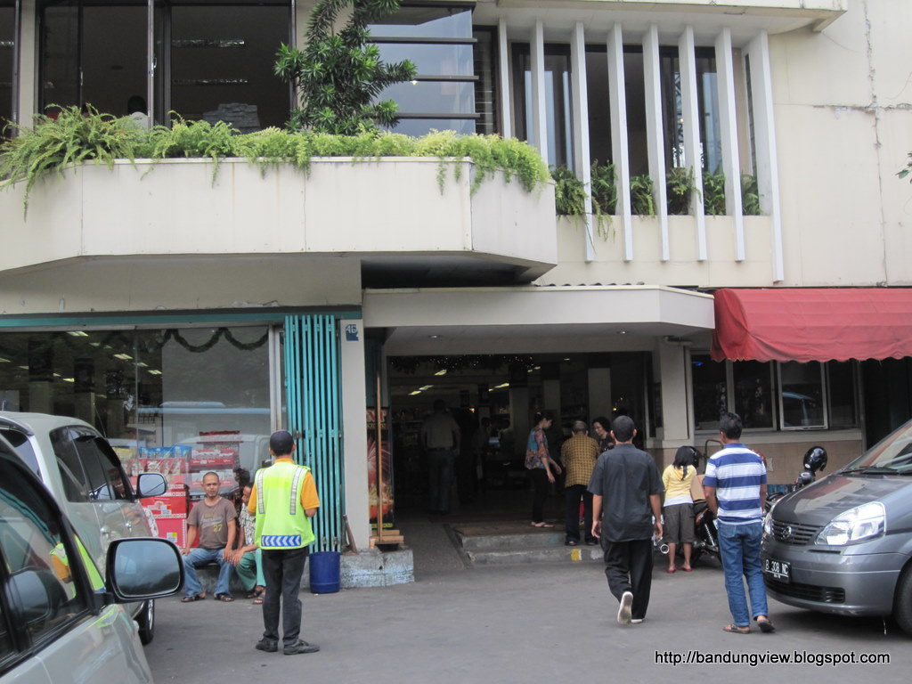 Setiabudhi Supermarket, lengkap dengan barang lokal dan 