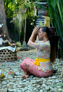 http://www.tcstyleclues.com/2017/03/a-balinese-blessing.html