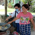 Singgah, Ini Pesan Penjual Gorengan pada RHS - ZW Lewat Istri RHS