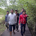 walking-walking Pemuda Kampoeng Bali in Mangrove Surabaya