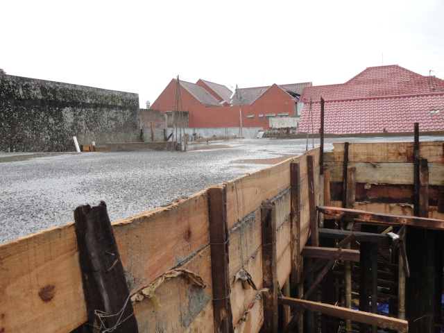 A: Proses pengecoran dak beton pada proses pembangunan 