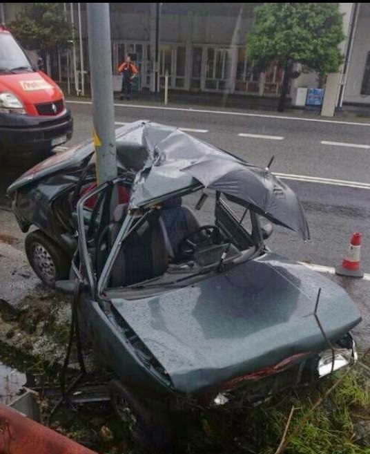 Liberan a un conductor que se quedó atrapado en su coche tras chocar contra una farola en Barro