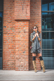 novamoda style, look, jesienne inspiracje, jesienne kolory, trendy, modne sukienki, sukienka, jesienny styl, buty za kolano, overknee boots, goshico, kwiecista sukienka, gyalmo, jesienne szale