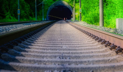 Järnvägstunnel med spår i förgrunden