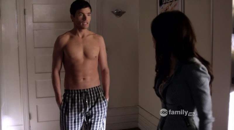  Ian Harding Shirtless in Pretty Little Liars s2e01