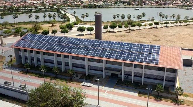 Placas solares nos Fóruns de Itapajé e Russas aproveitam recurso natural para gerar economia e reduzir uso de energia elétrica