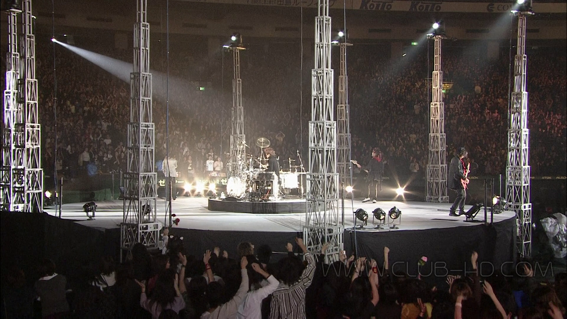 LArc-en-Ciel%E2%80%9315th-LAnniversary-Live-2007-CAPTURA-1.png