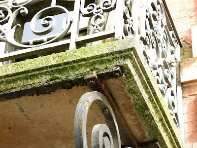 Détails d'assemblage d'une console métallique du 16 place des Vosges à Paris