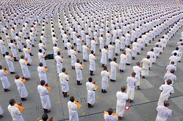 Mass ordination ceremony in front of Dharmakaya Ceitiya