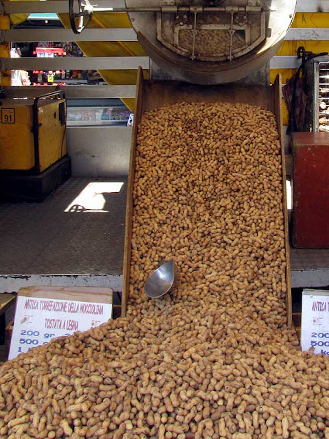 Marco Razzolini, macchina delle noccioline, peanut roasting machine, via Grande, Livorno