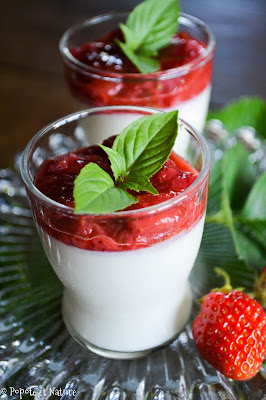 Panna cotta à la feuille de figuier et compotée de fraises au basilic @Popote et Nature